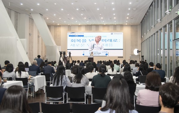 (2023.06) 이화여자대학교 국제개발협력연구원 학술대회 개최 “회복을 넘어 미래로: 새로운 위험과 대응”